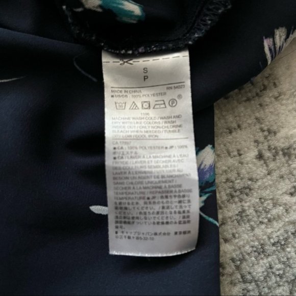 Banana Republic floral print cap sleeve v-neck blouse - Picture 11 of 11